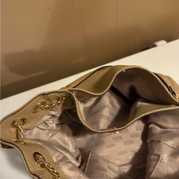 Michael Kors Tan Leather Shoulder Bag with Gold Hardware - Picture 4 of 6